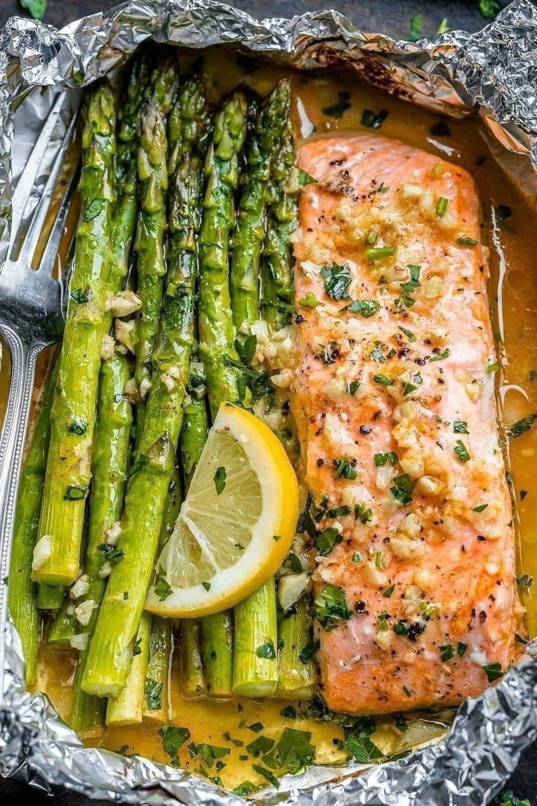 Baked Salmon in Foil with Asparagus and Lemon Garlic Butter Sauce ...